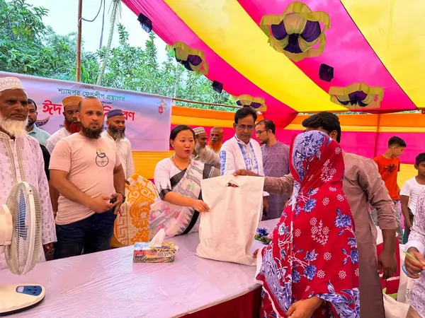 eid good distribution to an women